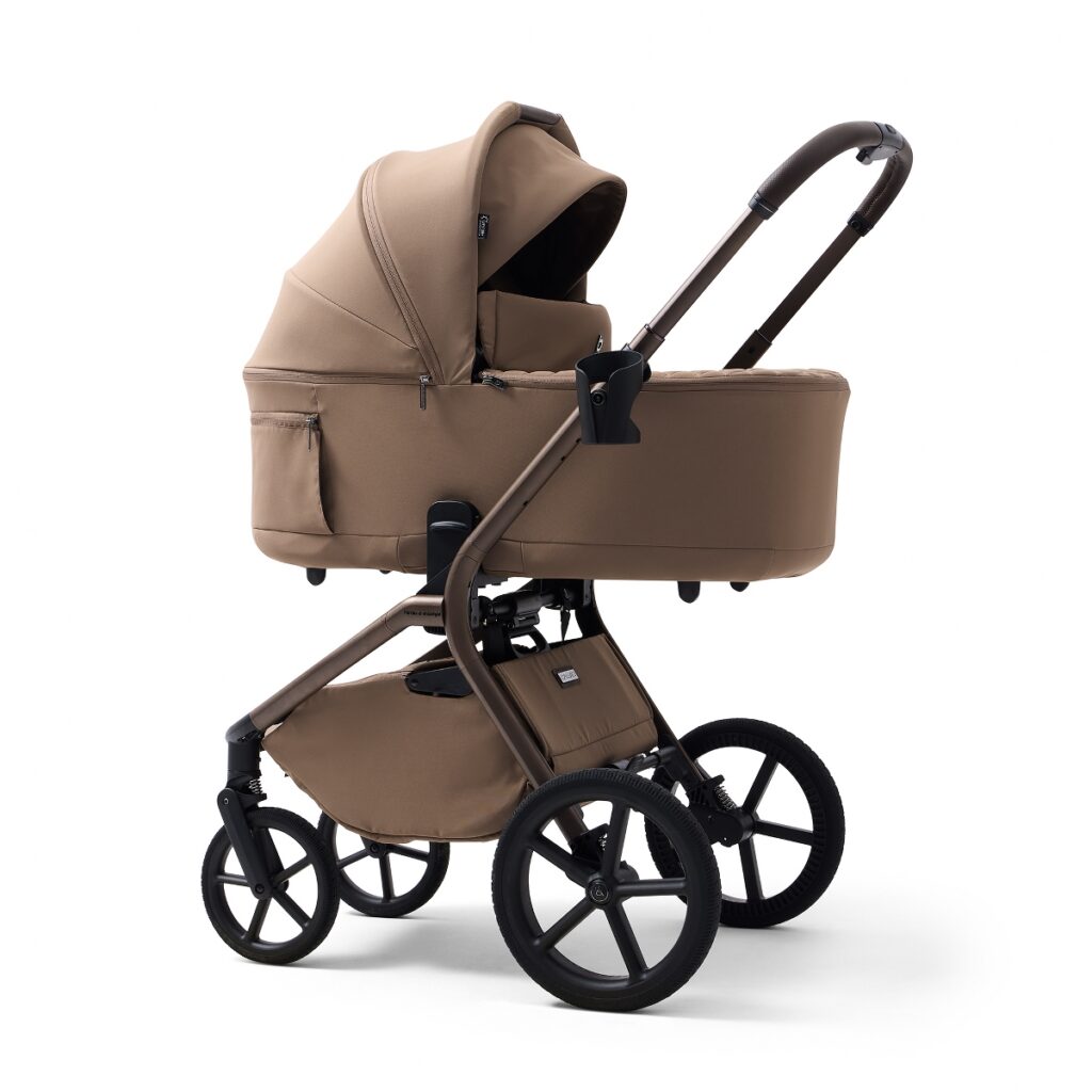 A comfortable carrycot from day one